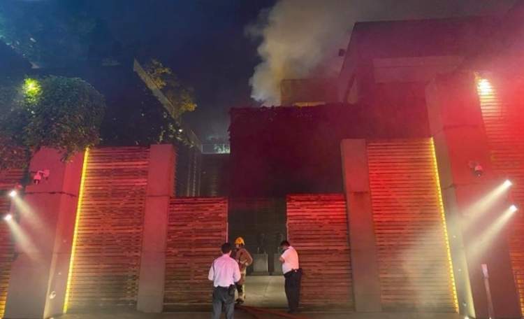 林青霞香港豪宅凌晨起火，现场浓烟冲天，所幸无人伤亡-