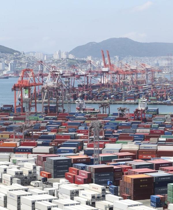 进出口集装箱堆放在韩国最大港口城市釜山的一个码头上，图片来自韩联社