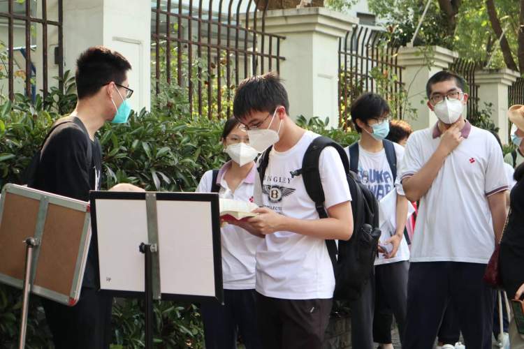 直击上海高考丨刷一下身份证进行人脸识别，就完成所有验证，数字哨兵与交警一同协助考生有序进入考场-万博·体育(ManBetX)