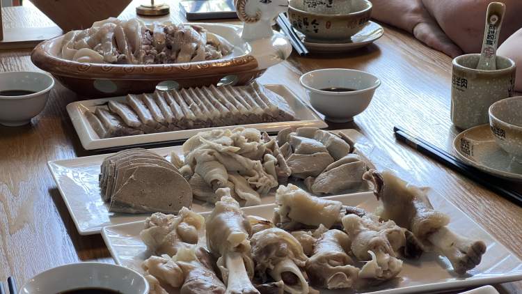 上海真的热了，伏羊消费热提前来临！上海老爷叔夏天的快乐不就是一口伏羊一口烧酒吗|晨吃客-万博·体育(ManBetX)