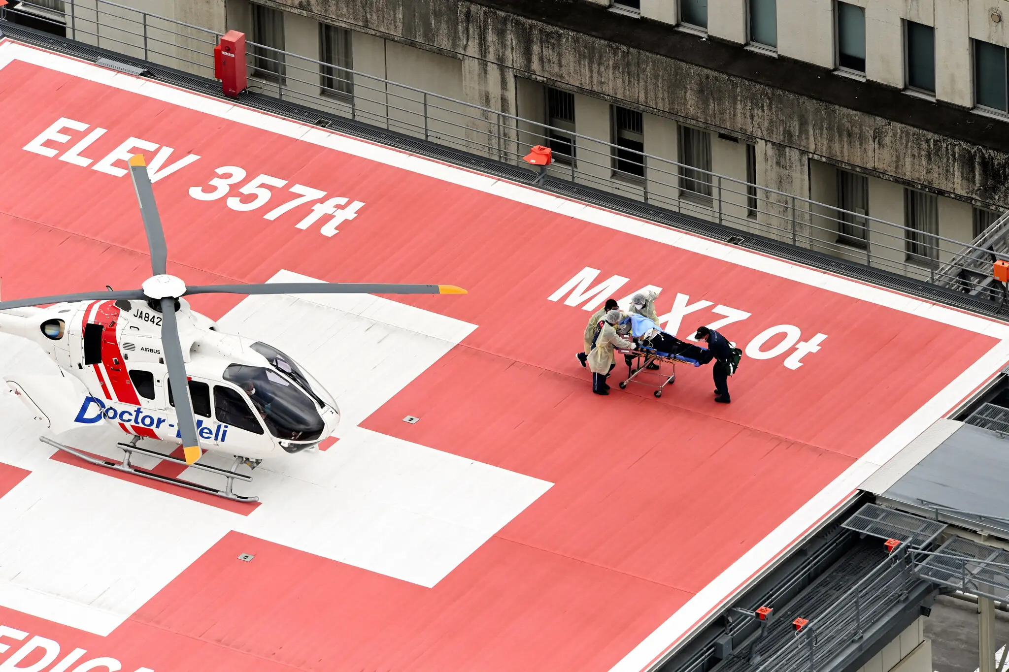 安倍晋三在被直升机送往医院抢救。  人民视觉 图