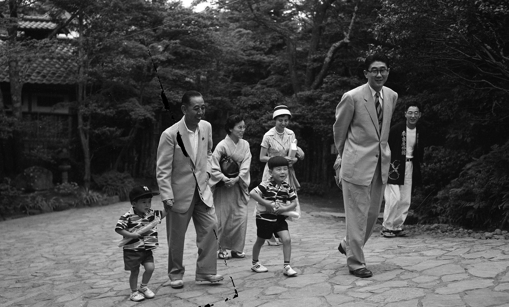 1957年7月7日,日本箱根,前日本首相岸信介(左二)牵着他的孙子安倍晋三(左一)与妻子凉子(左三),还有女婿安倍晋太郎(右二)、女儿安倍洋子(右三),孙子宽信在一起。
