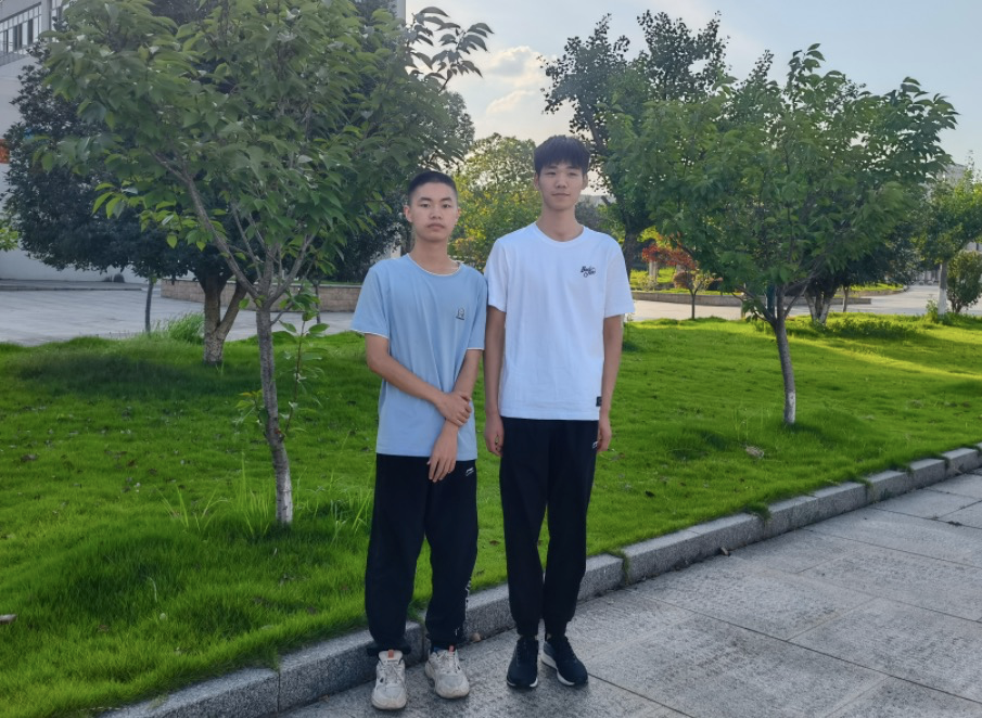 余浩洋(左)与龚庆(右)合影。