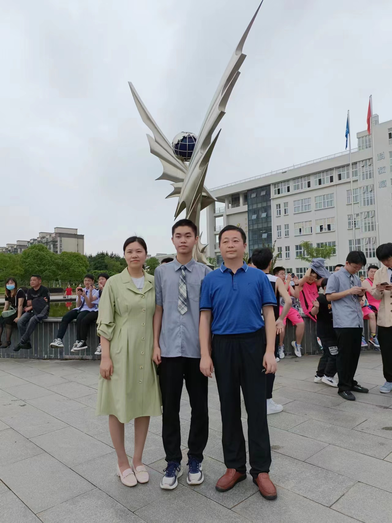 余浩洋(中)与父母的合影。本文图片均为受访者 供图