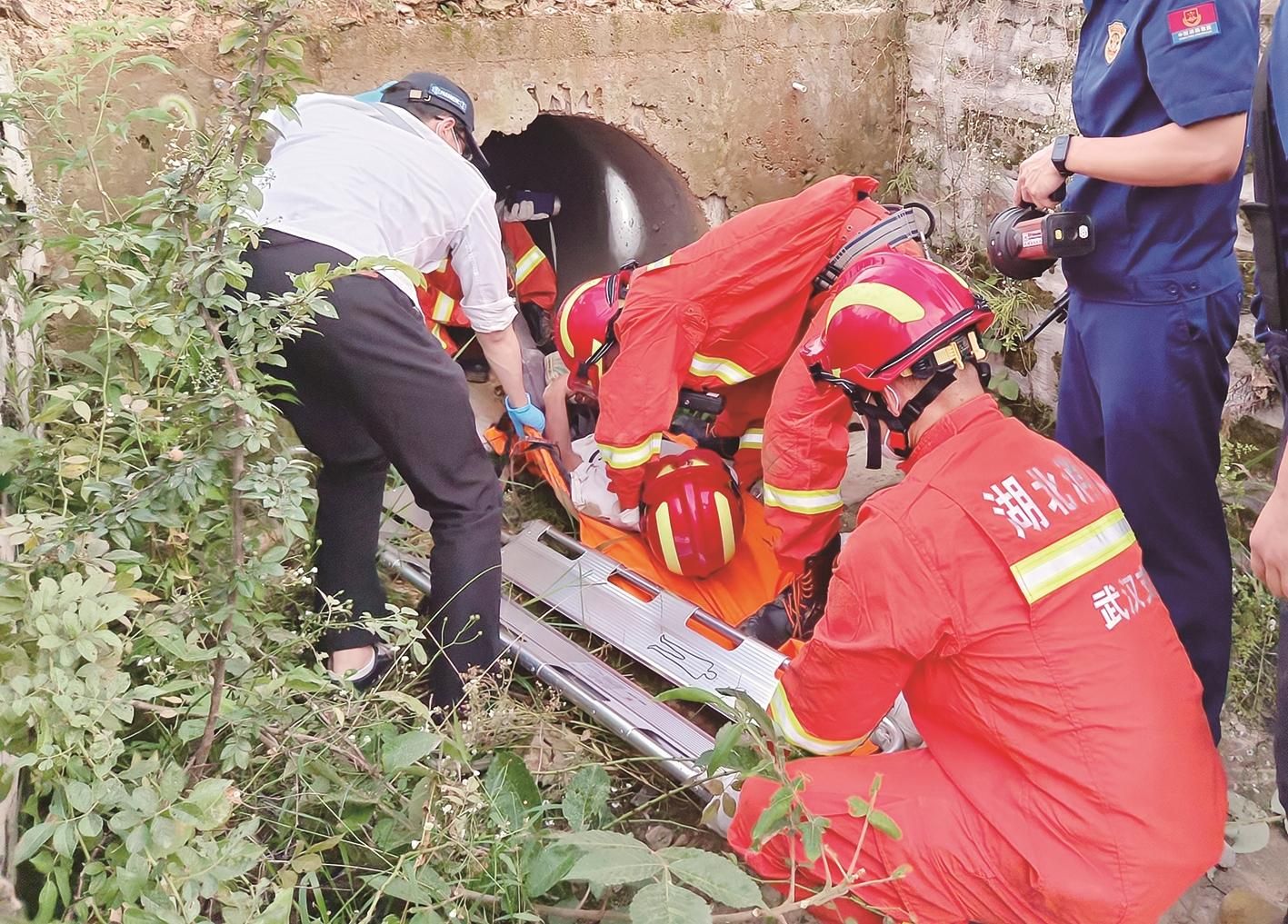 暖闻丨男子排水管找羊被困昏厥，消防员钻管道爬行60米救人-ROR·体育(中国)