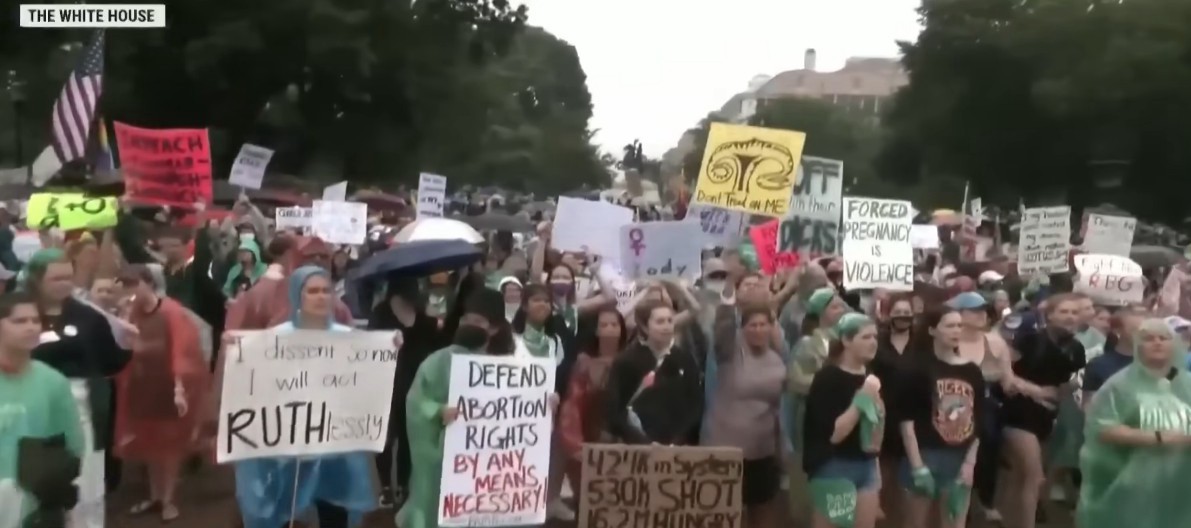 数千人到白宫门前抗议游行争取堕胎权：拜登做得还不够，他应该上街-万博·体育(ManBetX)
