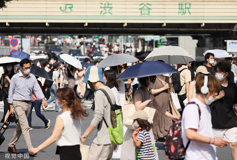 7月2日，日本东京，炎炎烈日下，民众在涩谷车站附近行走。东京市中心连续第八天遭遇“极端高温”，打破了历史记录。视觉中国 图