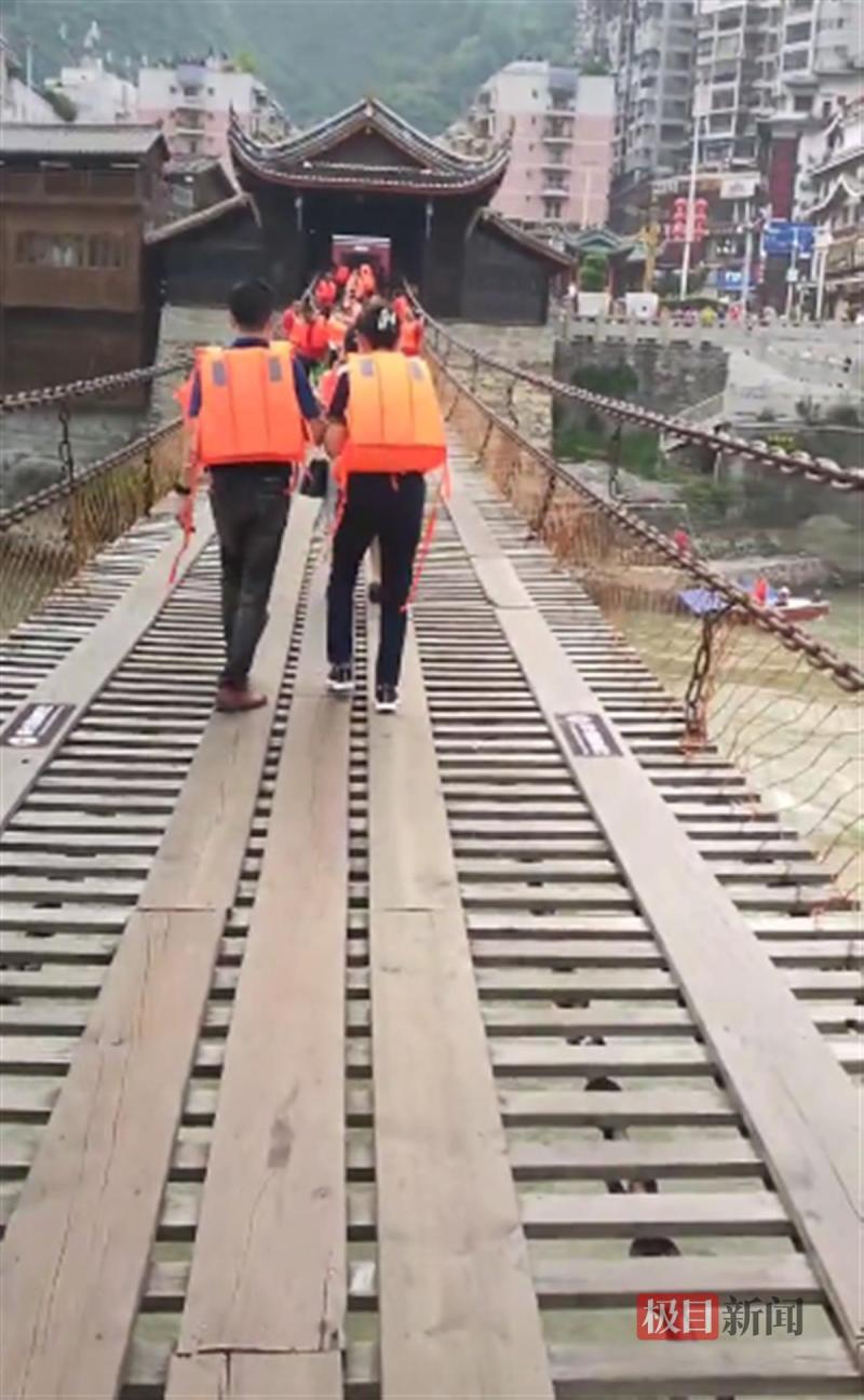 男子坠河后泸定桥装上防护网，过桥需穿救生衣插图