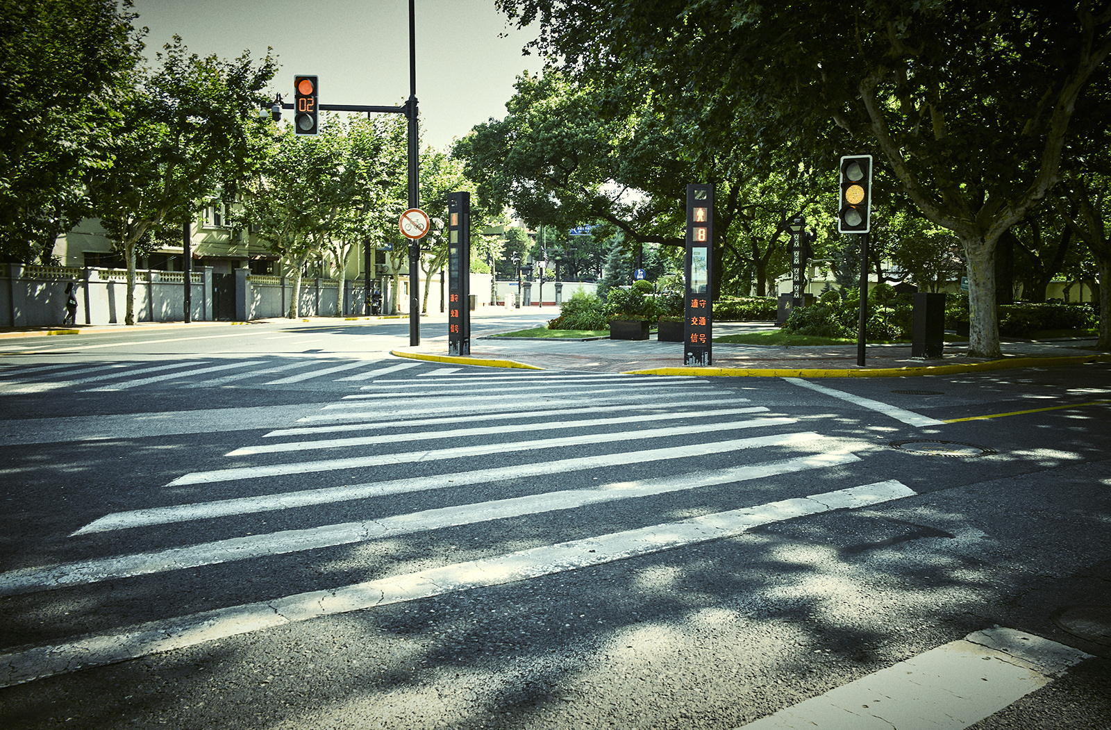 2022年7月10日,正午时分的淮海西路,街上几无行人.