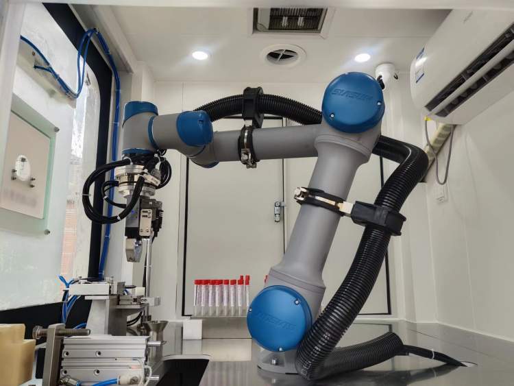核酸采样机器人在沪“上岗”！记者亲测：采样位置准确，全流程自动消杀插图3