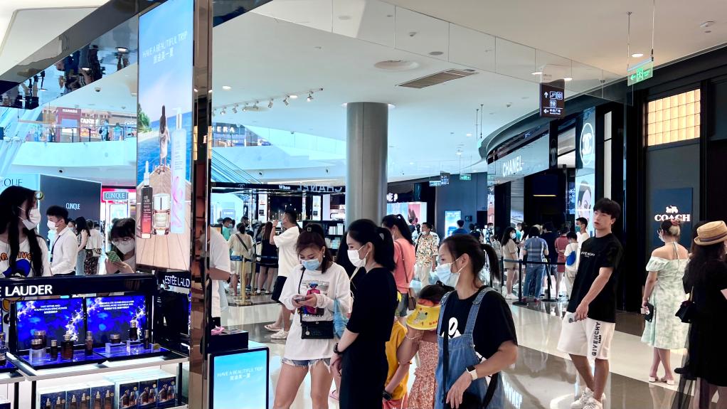 游客在三亚国际免税城购物。新华社记者 陈凯姿 摄