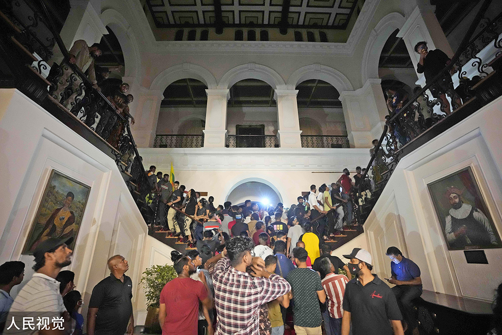 当地时间2022年7月9日，斯里兰卡首都科伦坡，示威者占据总统官邸。