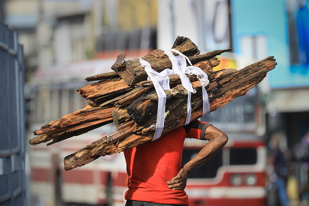 当地时间2022年6月29日，斯里兰卡科伦坡，一名男子在搬运木料。