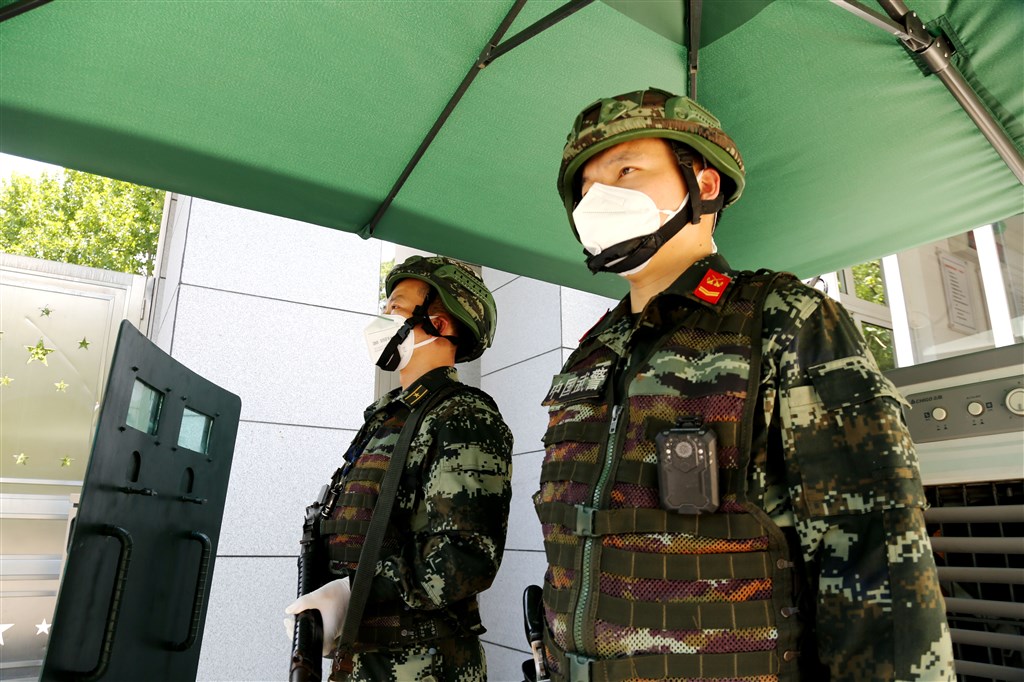 申城连日高温 武警党员代哨送“清凉”暖兵心插图1