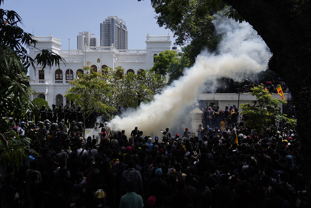 当地时间2022年7月13日，斯里兰卡科伦坡，抗议者在代理总统、总理维克勒马辛哈的办公室外聚集，要求他辞职，警方使用催泪瓦斯驱赶。 视觉中国 图