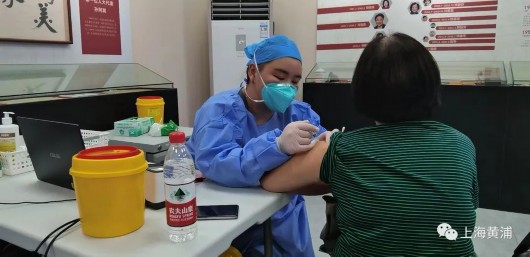 老年居民疫苗接种服务“比亲人还到位”-ROR·体育(中国)
