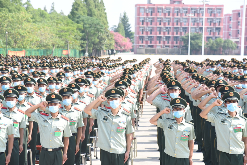 《上海武警新兵授衔，有人3个月减重40斤，他们经历了什么？》