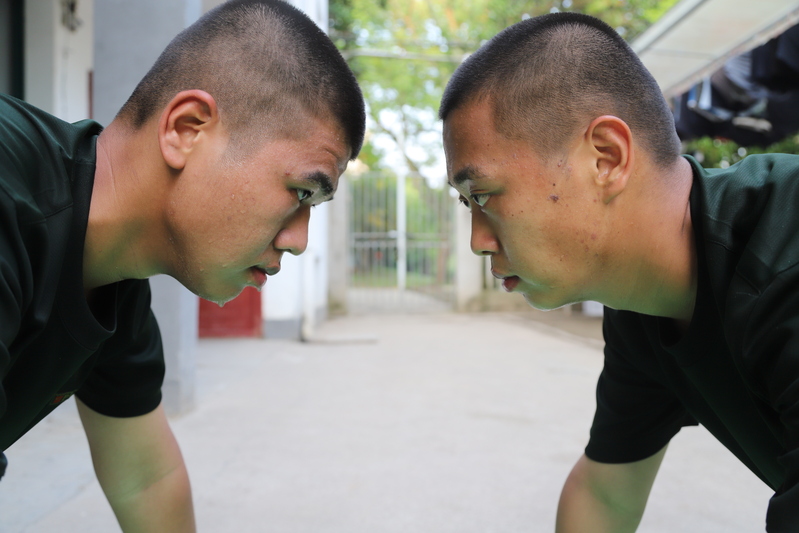 《上海武警新兵授衔，有人3个月减重40斤，他们经历了什么？》
