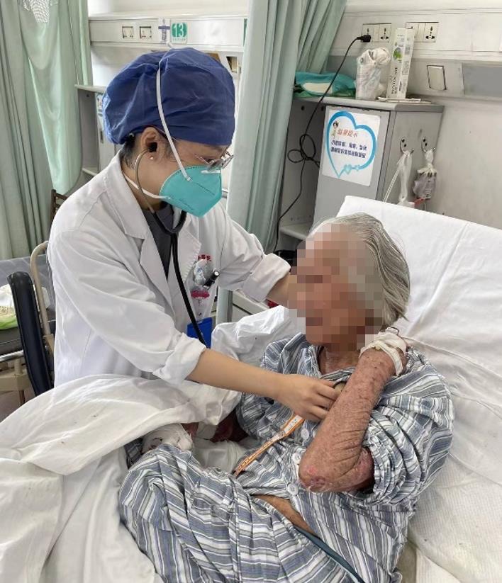 全身红斑瘙痒溃烂！“大疱”来势汹汹，4月龄宝贝和102岁老人中招-ROR·体育(中国)
