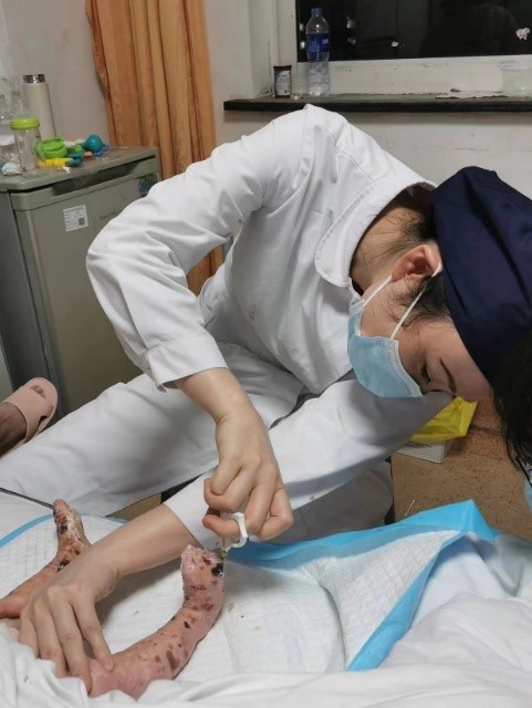 全身红斑瘙痒溃烂！“大疱”来势汹汹，4月龄宝贝和102岁老人中招-ROR·体育(中国)