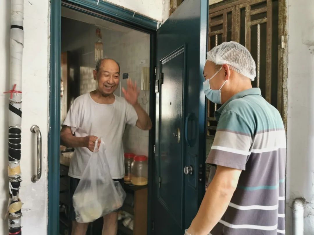 不畏酷暑！ 烈日下社区送餐服务准时足量保新鲜-ROR·体育(中国)