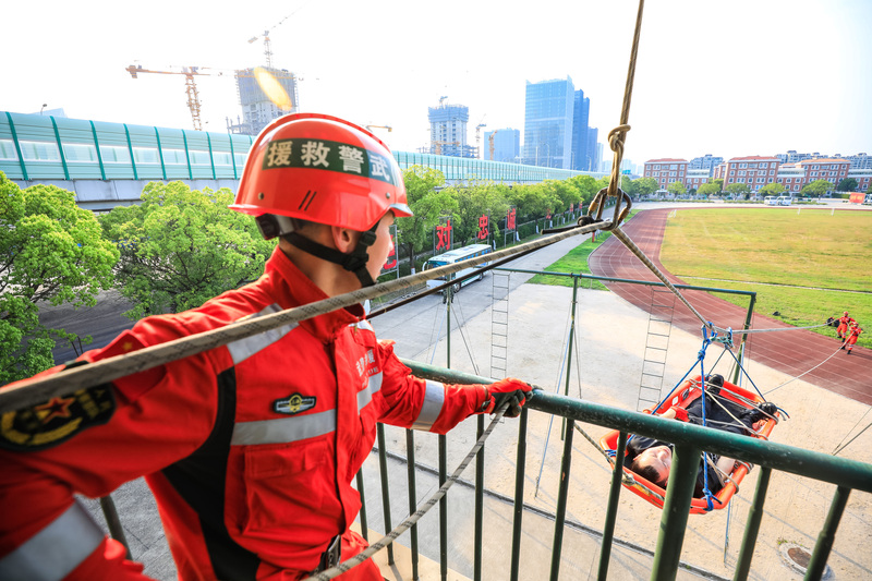 狭小空间救援、竖井救援……40℃高温中，上海武警开展救援演练-