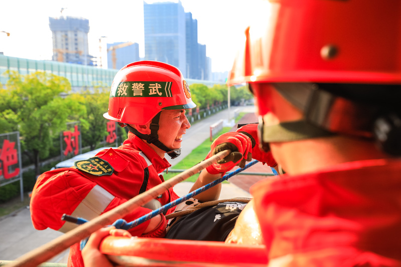 狭小空间救援、竖井救援……40℃高温中，上海武警开展救援演练-ROR·体育(中国)