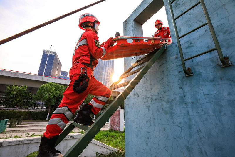 狭小空间救援、竖井救援……40℃高温中，上海武警开展救援演练插图4
