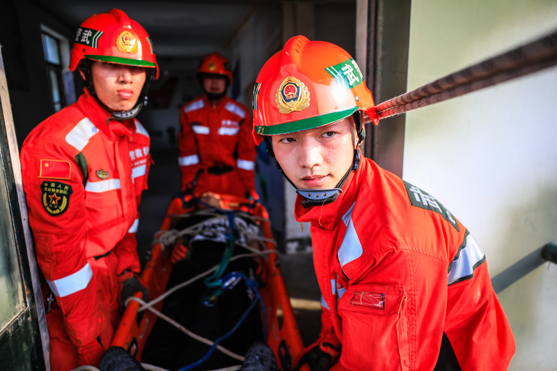 狭小空间救援、竖井救援……40℃高温中，上海武警开展救援演练-