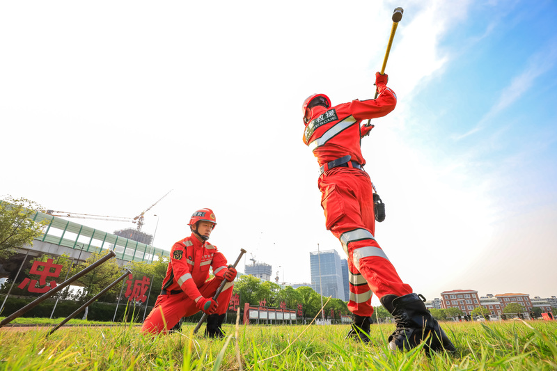 狭小空间救援、竖井救援……40℃高温中，上海武警开展救援演练插图1