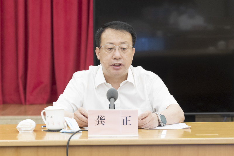 《这个会上，上海市长要求加快优质医疗资源均衡布局，推进解决看病难看病贵问题》