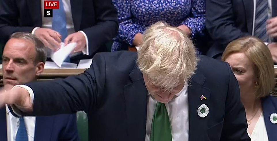 英国首相质询现场一片混乱：议长维持秩序喊到破音，2名苏格兰议员被赶出议会-