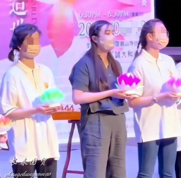 隐退18年，王祖贤罕见登台献唱，55岁的她素颜出镜变成这样了插图4