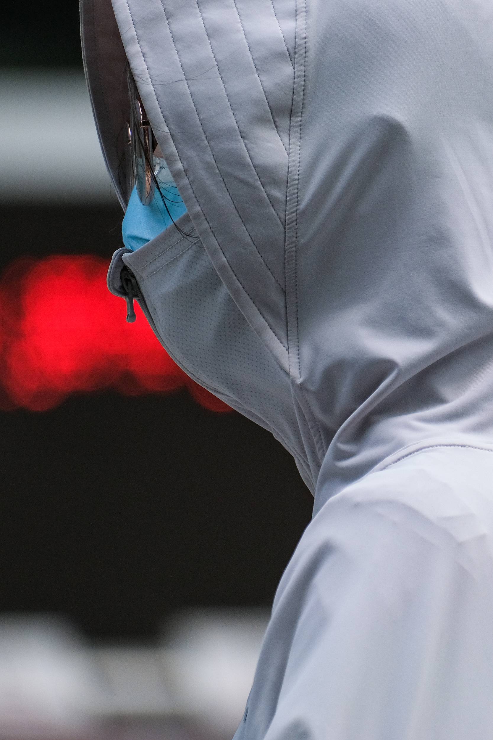 2022年7月13日,重庆街头,一位市民全副“捂装”出行。