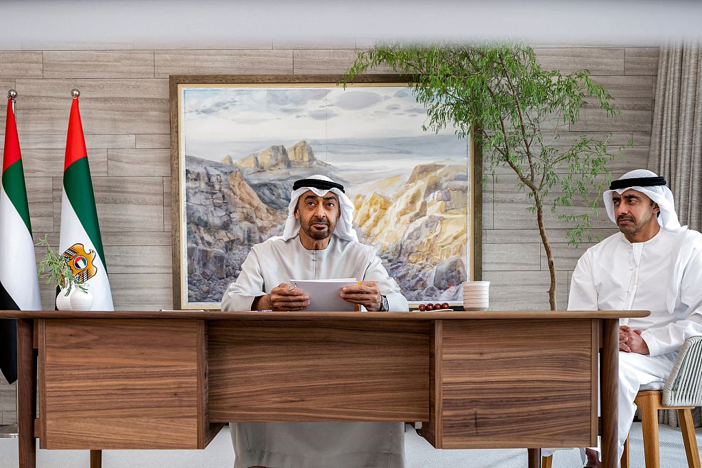 当地时间2022年7月14日，阿联酋首都阿布扎比，阿联酋总统谢赫·穆罕默德·本·扎耶德·阿勒纳哈扬（左）和外交部长谢赫·阿卜杜拉·本·扎耶德·纳哈扬出席四国领导人线上会议。视觉中国 图