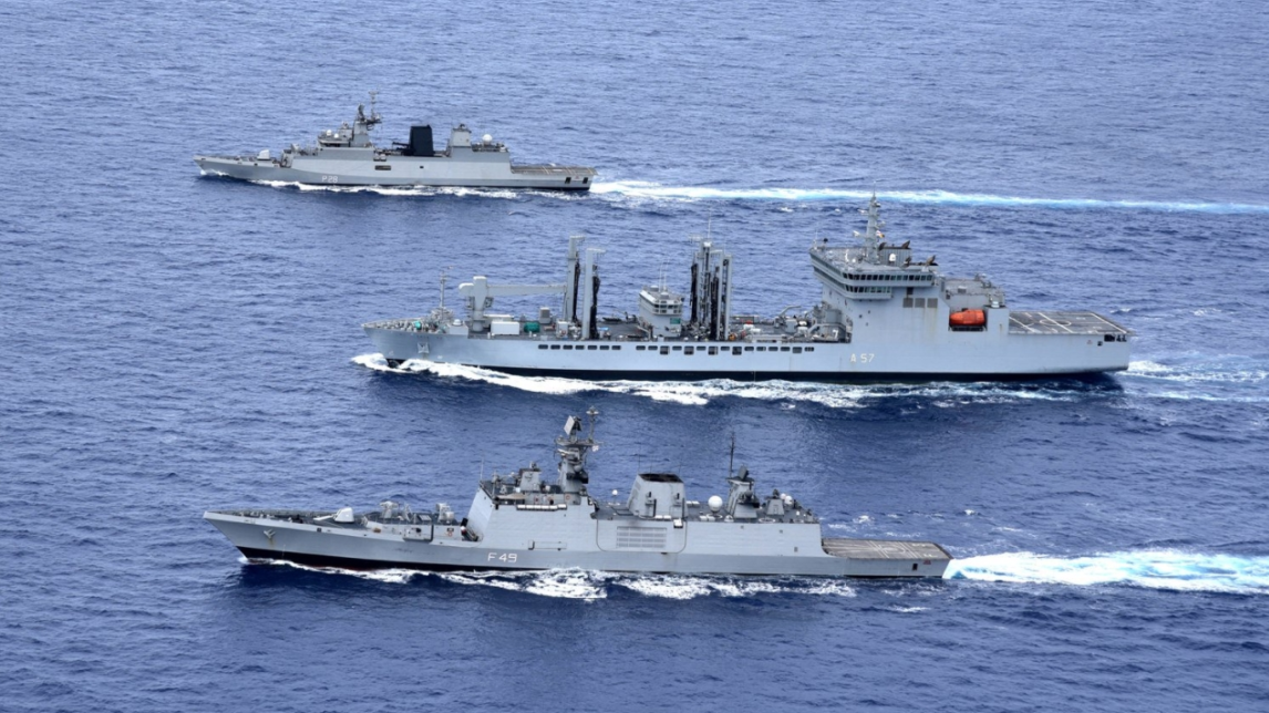 在南海活动的印度军舰编队。
