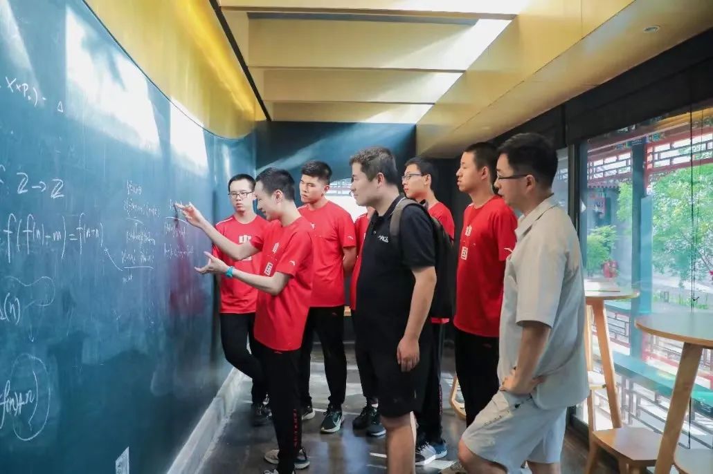 中国队队员、教练员在北京大学北京国际数学研究中心研讨