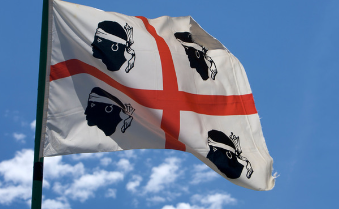 撒丁岛旗帜。