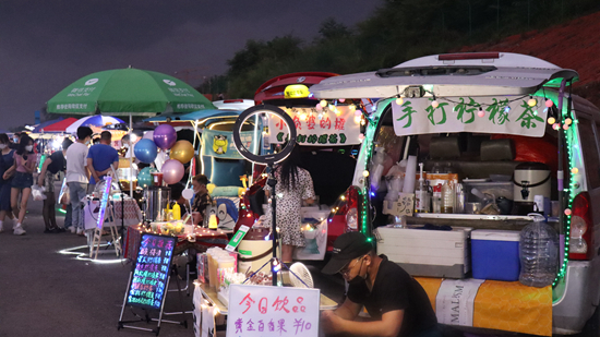 广西南宁市阳峰路夜市网红后备厢集市一角。罗婕 摄