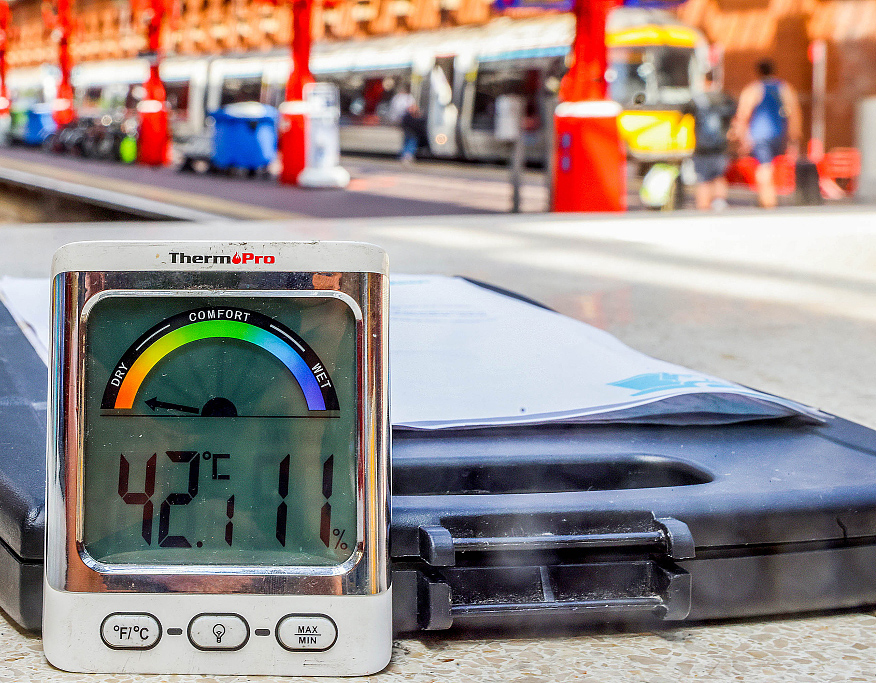 当地时间2022年7月19日,英国伦敦,马里波恩站的温度计读数为42.1摄氏度。