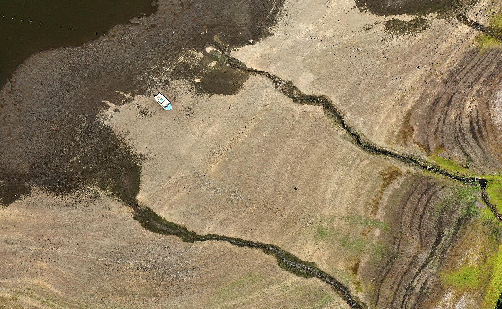 当地时间2022年7月13日,英国利兹-利物浦运河部分干涸和断流。