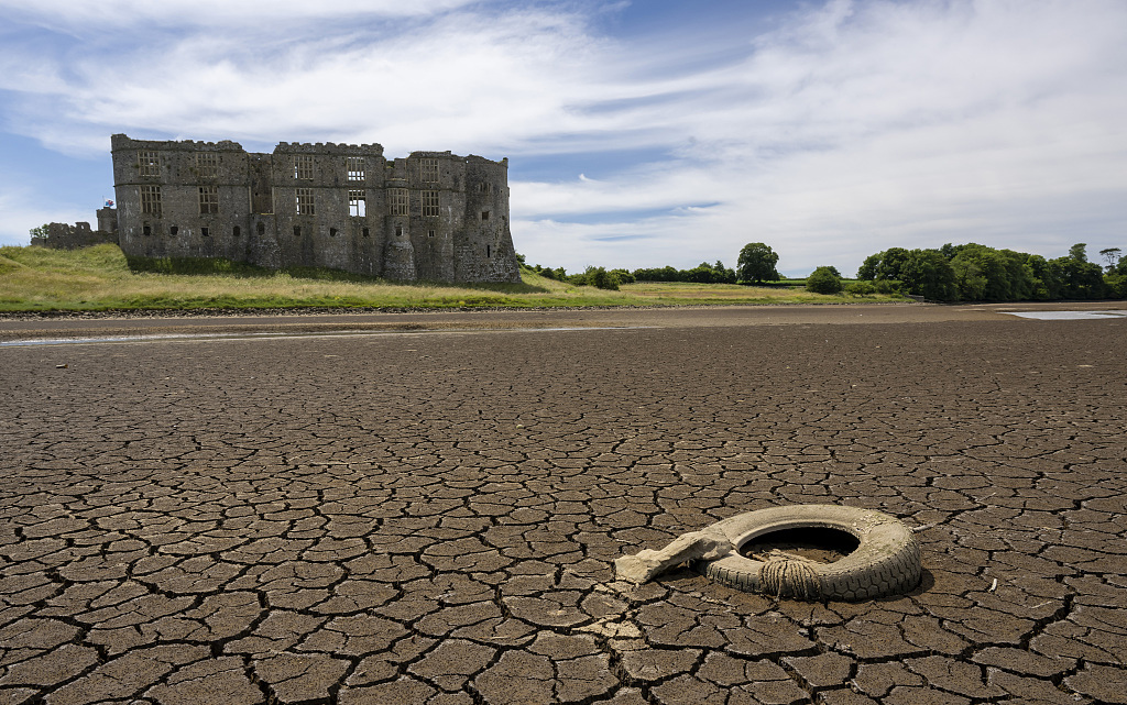 当地时间2022年7月11日,英国威尔士彭布罗克郡,高温导致卡鲁河水位降低。