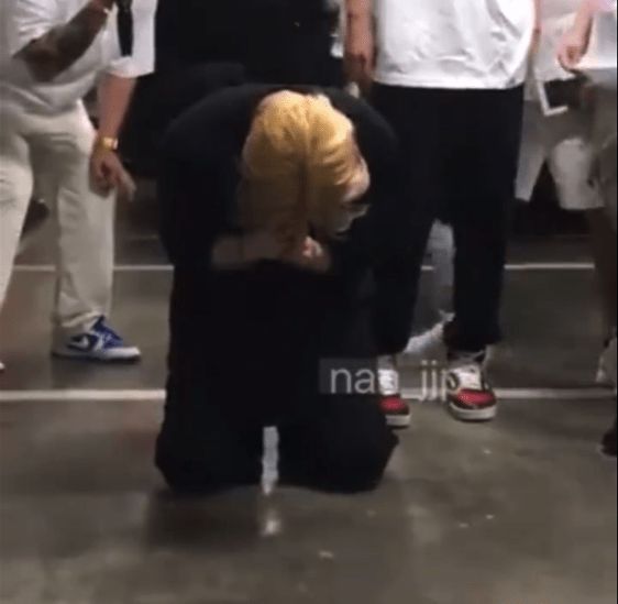 王嘉尔行跪拜礼感谢粉丝 工作人员试图拉起遭拒