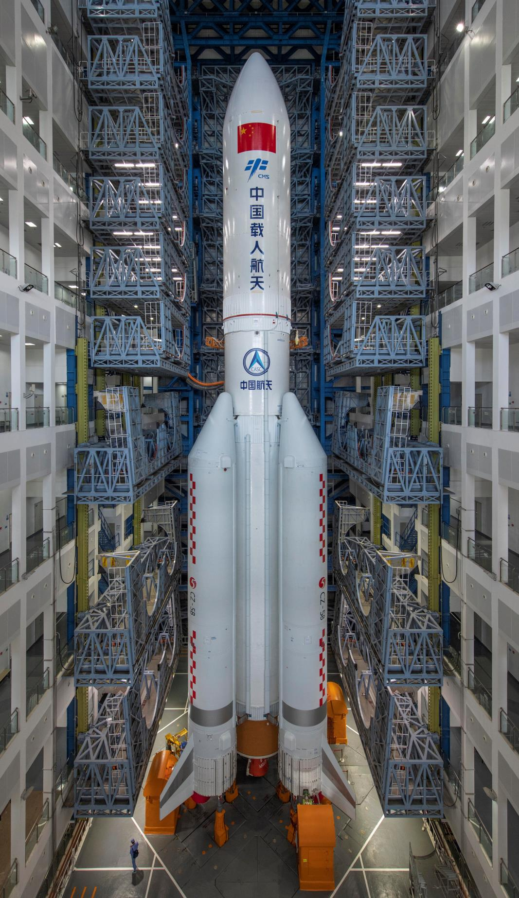 长五B火箭拥有长达20.5米的国内最大整流罩，近地轨道运载能力达到25吨级。