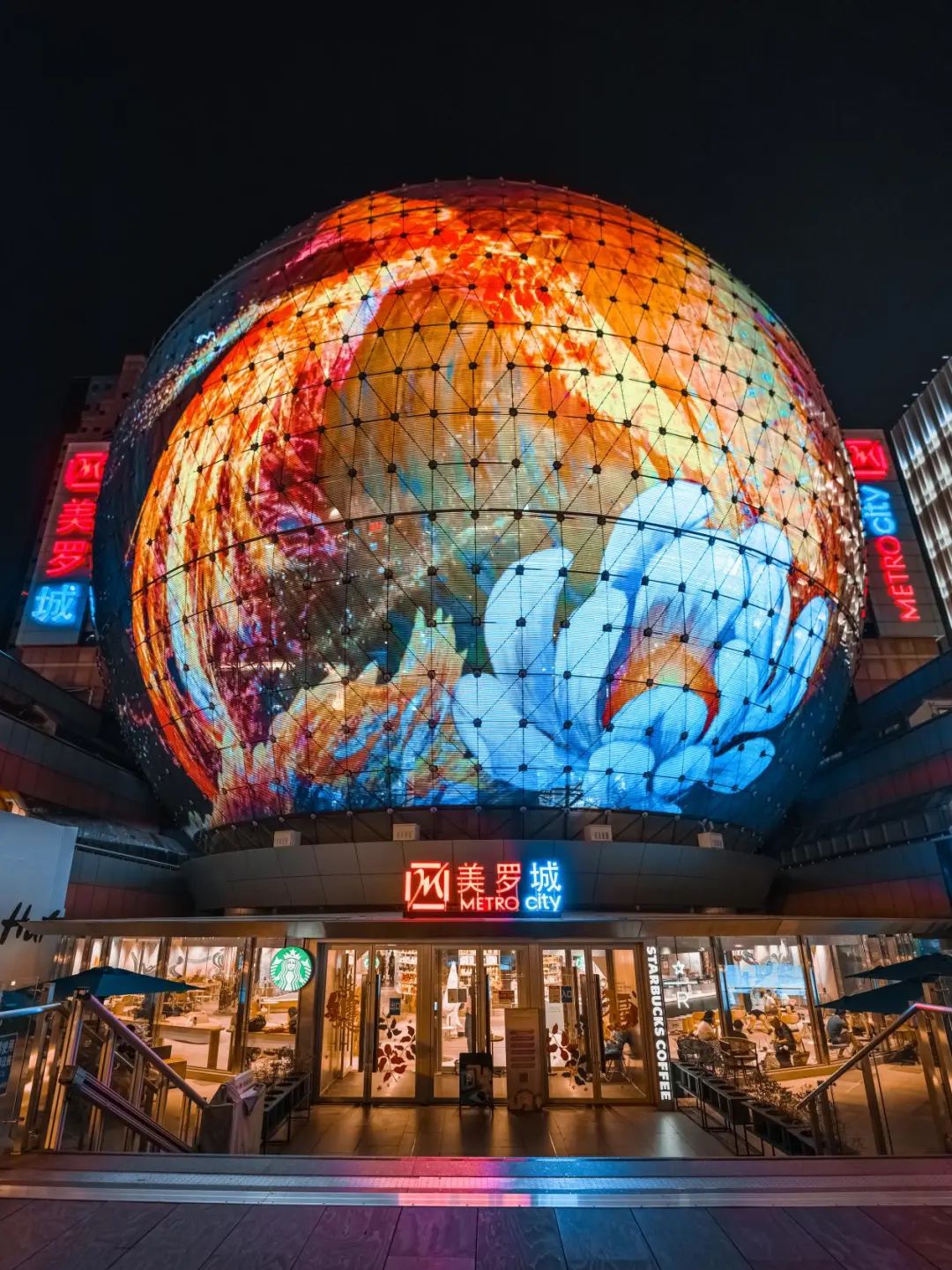 徐家汇惊现"凤凰涅槃"!美罗球打造城市艺展新模式