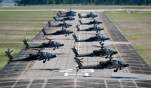 AH-64“阿帕奇”武装直升机。