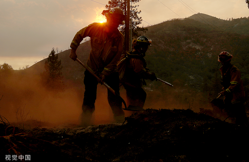 当地时间2022年7月26日，美国加州，消防员扑灭了马里波萨附近达拉路附近的“橡树大火”（Oak Fire）。视觉中国 图
