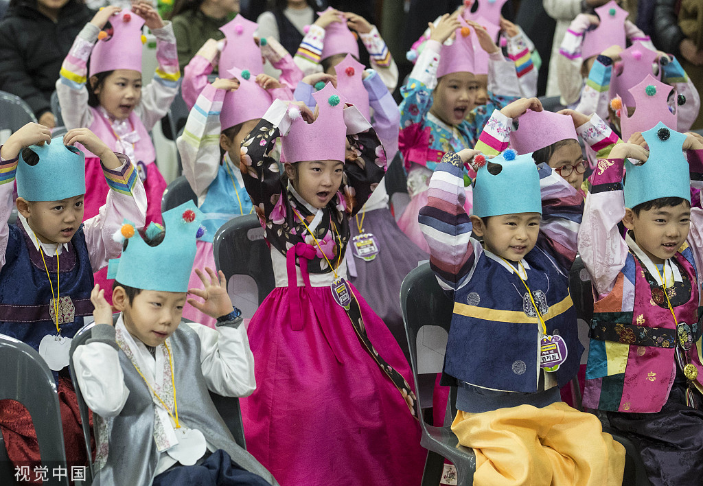 韩国首尔，首尔钟路区斋洞小学举行入学仪式，小学生身穿传统韩服参加。视觉中国 资料图