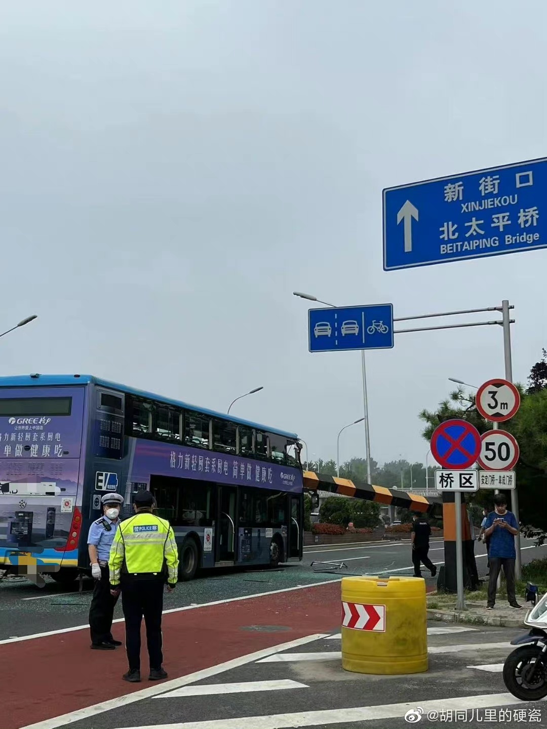 北京一辆双层公交车撞上限高杆：交警已到现场，乘客已疏散插图3