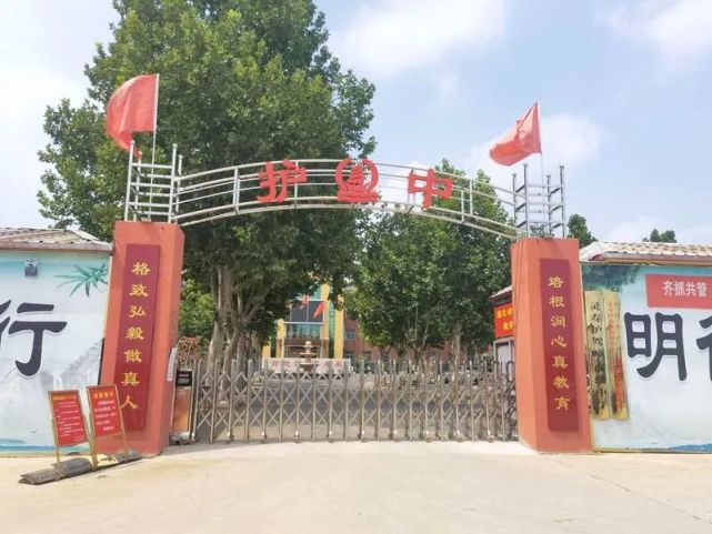 “灵寿护驾疃高中”大门 中青报·中青网记者 朱洪园 摄